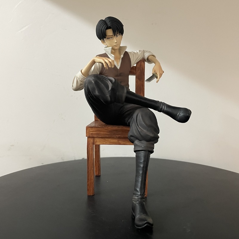 Anime Merchandise Box - 진격의 거인 리바이 아커만 의자 위에