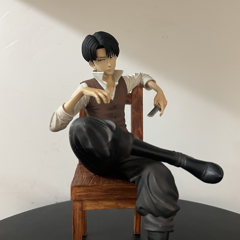 진격의 거인 리바이 아커만 의자 위에 앉아 있는 피규어 - Anime Merchandise Box 리뷰 및 가격